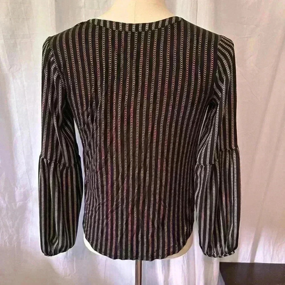 Loft Women’s Size XS Black And White Flowy Pull On V-Neck Blouse. Long Sleeve - Picture 5 of 7